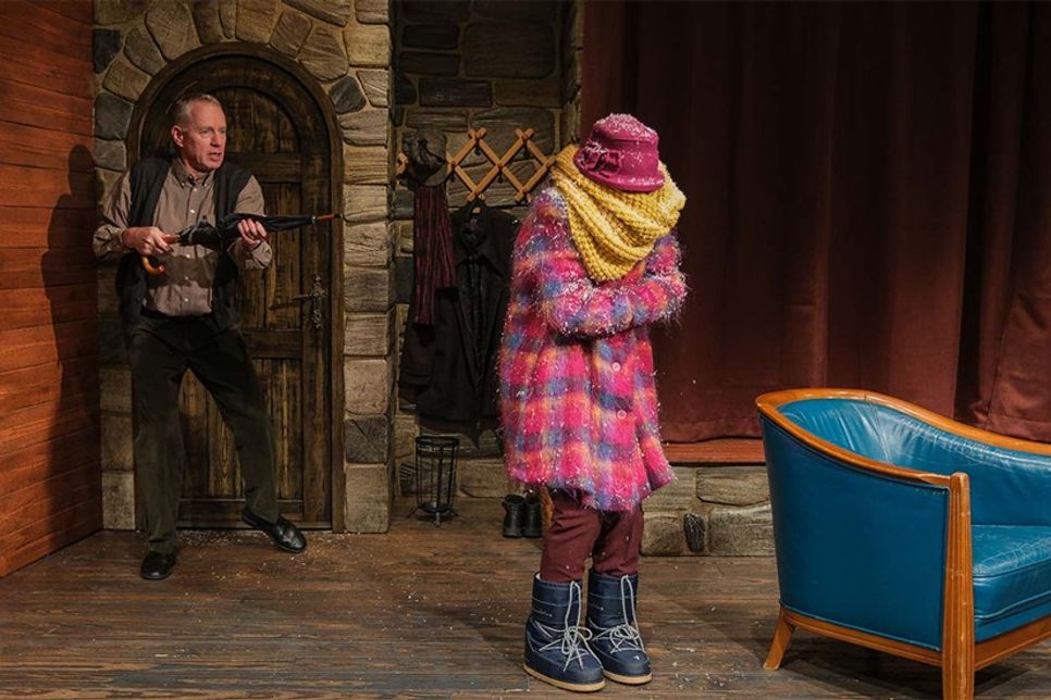 Die Komödie „Snowbound“ - so der Originaltitel - um zwei einsame Menschen, die mehr oder minder unfreiwillig miteinander auskommen müssen, entstammt der Feder des West End- und Broadway-Autors Peter Quilter.