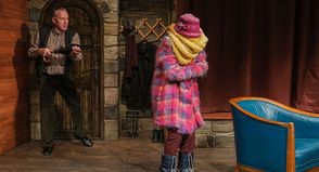 Die Komödie „Snowbound“ - so der Originaltitel - um zwei einsame Menschen, die mehr oder minder unfreiwillig miteinander auskommen müssen, entstammt der Feder des West End- und Broadway-Autors Peter Quilter.