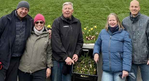 Der Ortsbeirat pflanzte mit Helfern Narzissen.