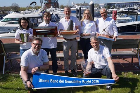 Die Planungen laufen auf Hochtouren (v. re.): Oliver Seiter (Geschäftsführer ancora Marina), Christine Kloock (SWNH), Bürgervorsteher Heinrich Holtfester, Dr. Claas Riedel (Wettfahrtleitung NSV) und Bei Riedel-Wang (ancora Marina) mit Frans Ijben (Tourismus-Agentur Lübecker Bucht) und Dirk Heckmann (Gewerbeverein Neustadt und SWNH; vorn v. re.).
