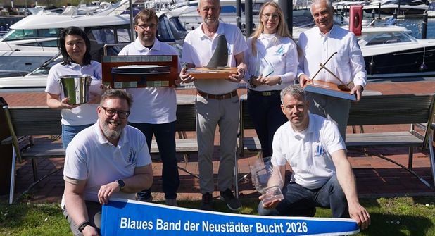 Die Planungen laufen auf Hochtouren (v. re.): Oliver Seiter (Geschäftsführer ancora Marina), Christine Kloock (SWNH), Bürgervorsteher Heinrich Holtfester, Dr. Claas Riedel (Wettfahrtleitung NSV) und Bei Riedel-Wang (ancora Marina) mit Frans Ijben (Tourismus-Agentur Lübecker Bucht) und Dirk Heckmann (Gewerbeverein Neustadt und SWNH; vorn v. re.).