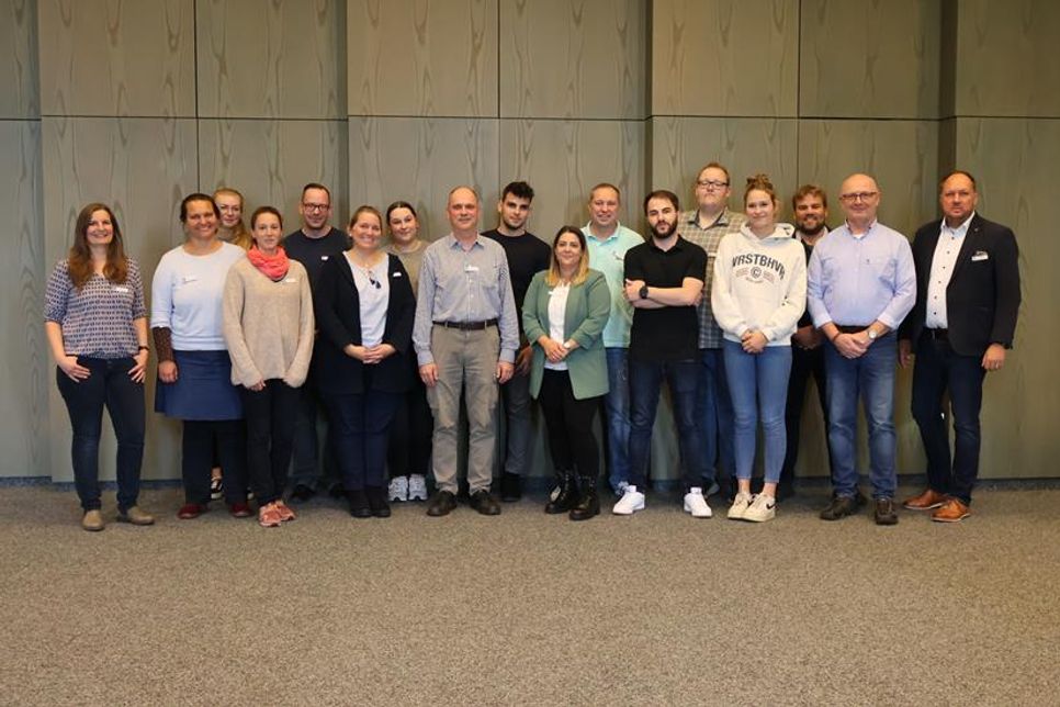 Die neuen Mitarbeiter freuen sich auf ihre Arbeit beim Kreis Ostholstein gemeinsam mit Landrat Timo Gaarz (re.).