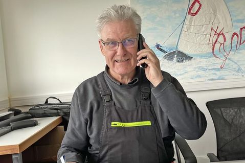 Jens Willrodt arbeitet hauptberuflich als Schornsteinfegermeister, hier vereinbart er Termine im neuen Büro des Schornsteinfegerkontors Heikendorf.