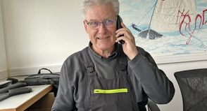 Jens Willrodt arbeitet hauptberuflich als Schornsteinfegermeister, hier vereinbart er Termine im neuen Büro des Schornsteinfegerkontors Heikendorf.