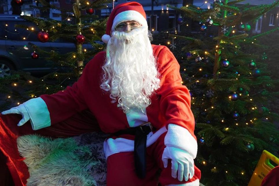 Der Weihnachtsmann kam mit kleinen Überraschungen und guter Laune nach Lensahn.