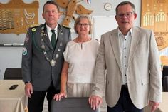 Symbolisch übergaben 1. Ältermann Sven Kiekhäfer (lks.) und Bürgermeister Sebastian Rieke die neue Bestuhlung an Marina Niestrath, Vorsitzende des Seniorenbeirates.