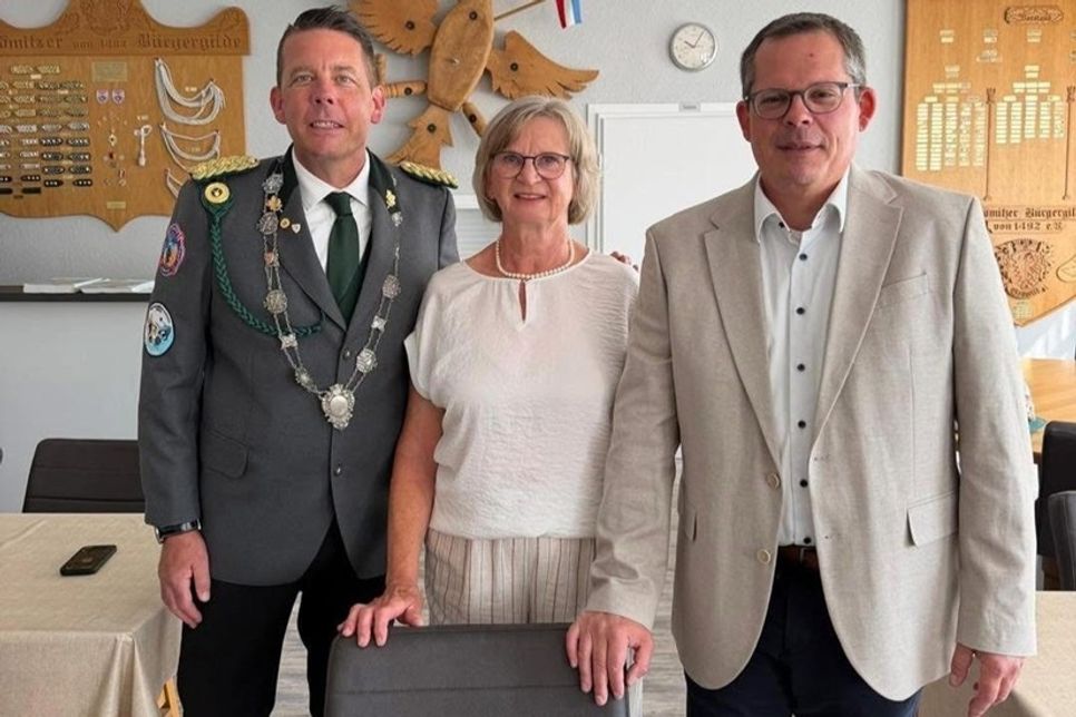 Symbolisch übergaben 1. Ältermann Sven Kiekhäfer (lks.) und Bürgermeister Sebastian Rieke die neue Bestuhlung an Marina Niestrath, Vorsitzende des Seniorenbeirates.