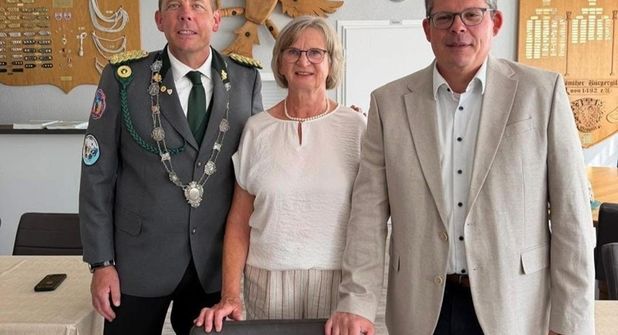 Symbolisch übergaben 1. Ältermann Sven Kiekhäfer (lks.) und Bürgermeister Sebastian Rieke die neue Bestuhlung an Marina Niestrath, Vorsitzende des Seniorenbeirates.