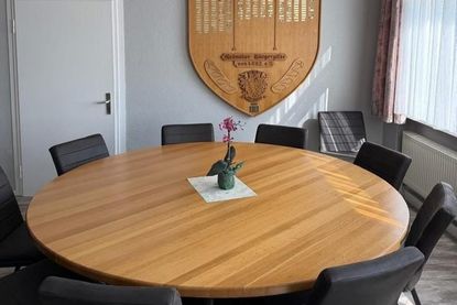 Mit den neuen Stühlen sind die regelmäßigen Treffen im „Klönschnack“ künftig nicht nur gesellig, sondern auch wieder komfortabler.