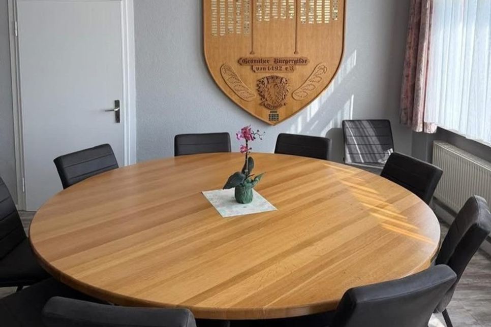 Mit den neuen Stühlen sind die regelmäßigen Treffen im „Klönschnack“ künftig nicht nur gesellig, sondern auch wieder komfortabler.