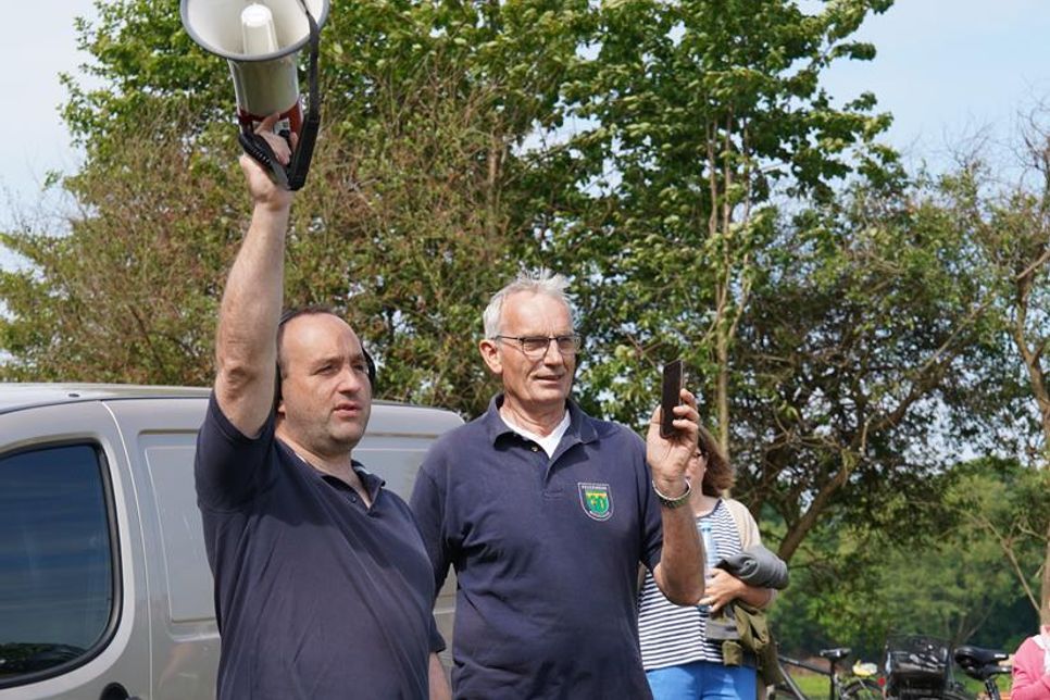 Bürgermeister Michael Leja gab den Startschuss (lks.), Mitorganisator Reinhard Krönke gab das Zeichen zum Stoppen der Zeit an die Zielstation in Beschendorf.