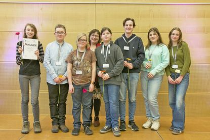 Freuen sich über den ersten Platz: Vertreter der Redaktion des Gymnasiums Lütjenburg mit ihrer Schülerzeitung „Hoffmännchen“.