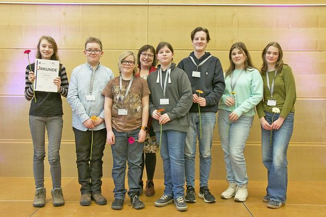 Freuen sich über den ersten Platz: Vertreter der Redaktion des Gymnasiums Lütjenburg mit ihrer Schülerzeitung „Hoffmännchen“.