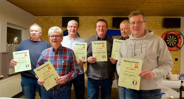 Die für 50- und 65-jährige Vereinsmitgliedschaft geehrten Mitglieder.