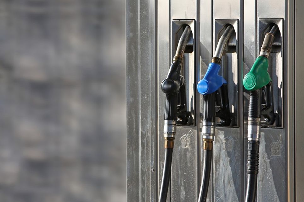 Zapfsäule: Durch eine vorausschauende Fahrweise lässt sich der Spritverbrauch deutlich senken.