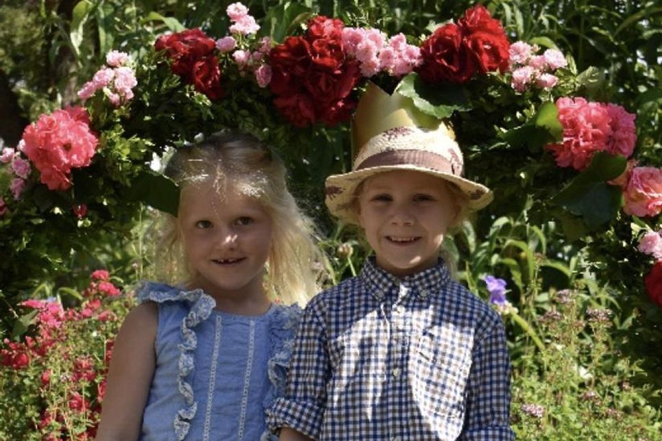Traditionell wurden die zukünftigen Schulkinder durch das Rosentor verabschiedet.