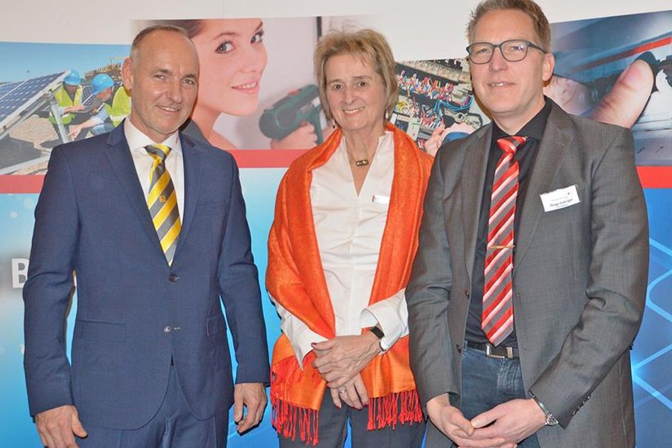 Warme Worte für den erfolgreichen Berufsnachwuchs hatten Obermeister Ralf Bastian (v. l.), Kreispräsidentin Hildegard Mersmann und Schulleiter Torge Indinger.