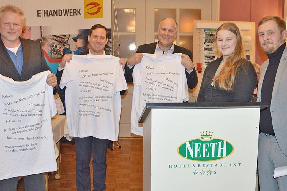Als Vertreter ihrer Klasse übergaben Svantje Nilsson und Findan Breukers ihren Lehrern Burghard Hoechst (v. l.), Finn-Hendrik Zöllkau und Joern Prigge eigens gestaltete Shirts als humorvolles Abschiedsgeschenk und Erinnerung an ihren Jahrgang.