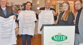 Als Vertreter ihrer Klasse übergaben Svantje Nilsson und Findan Breukers ihren Lehrern Burghard Hoechst (v. l.), Finn-Hendrik Zöllkau und Joern Prigge eigens gestaltete Shirts als humorvolles Abschiedsgeschenk und Erinnerung an ihren Jahrgang.