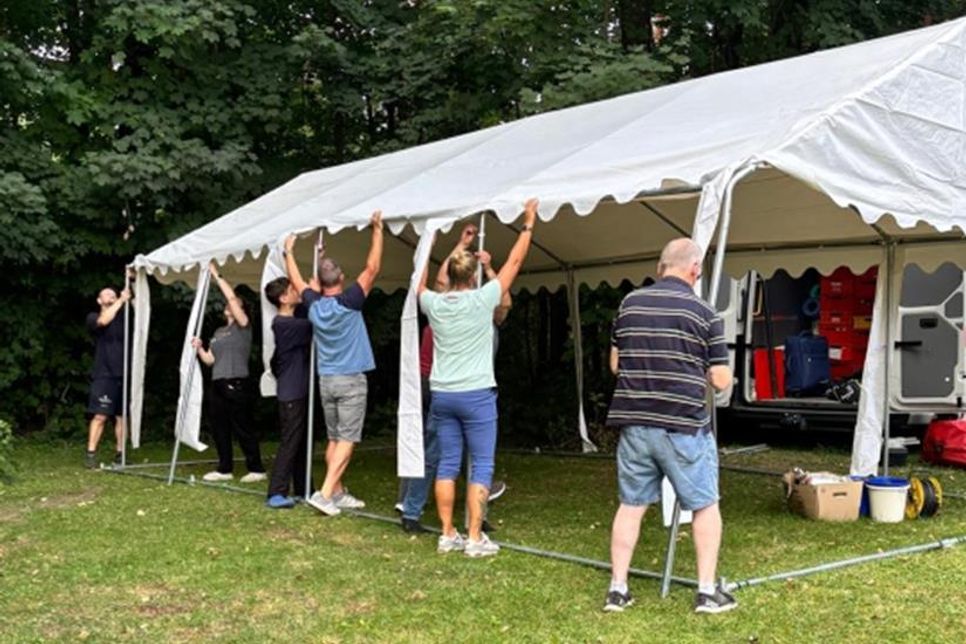 Aufbau Küchen- und Aufenthaltszelt.