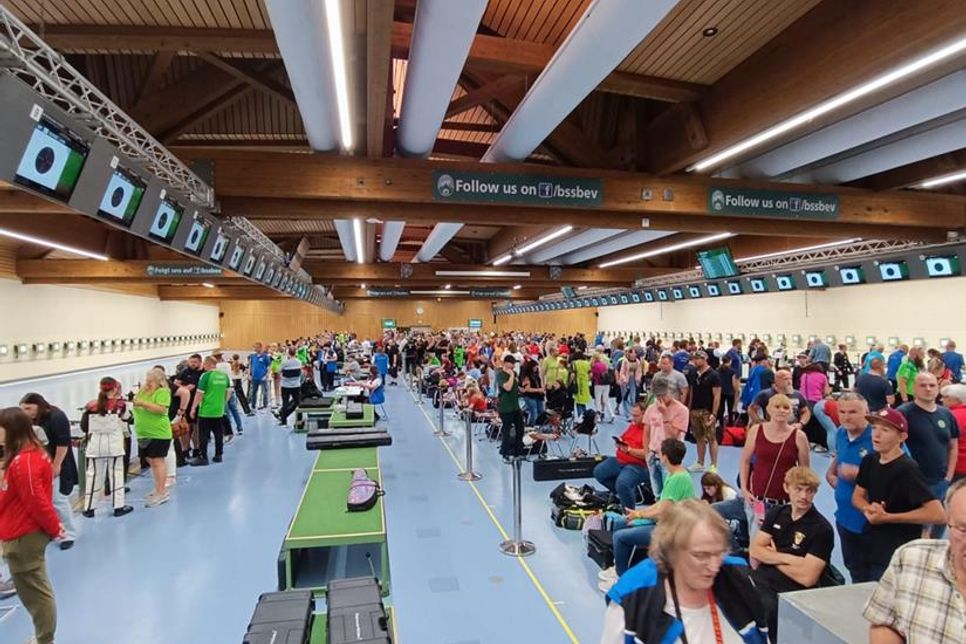 Luftgewehrhalle vor dem Start der Schüler.