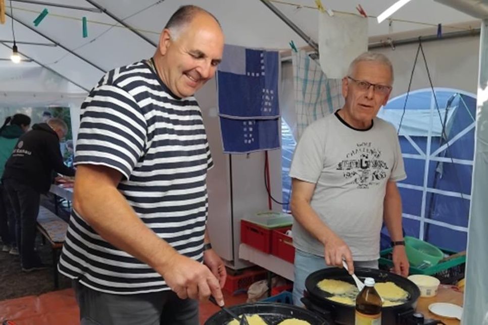 Torsten und Rüdiger machen Kartoffelpuffer.