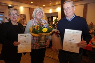 Gratulation von Bürgermeisterin Kirsten Sköries an Inge und Heinz Haselhorst (v. lks.).