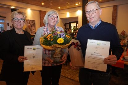 Gratulation von Bürgermeisterin Kirsten Sköries an Inge und Heinz Haselhorst (v. lks.).