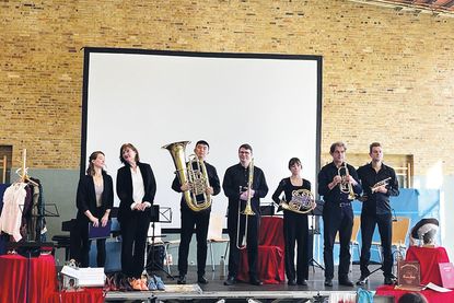 Ein tolles Konzerterlebnis für die Kinder: „Der kleine Amadeus“ rockt die Grundschule Ratekau
