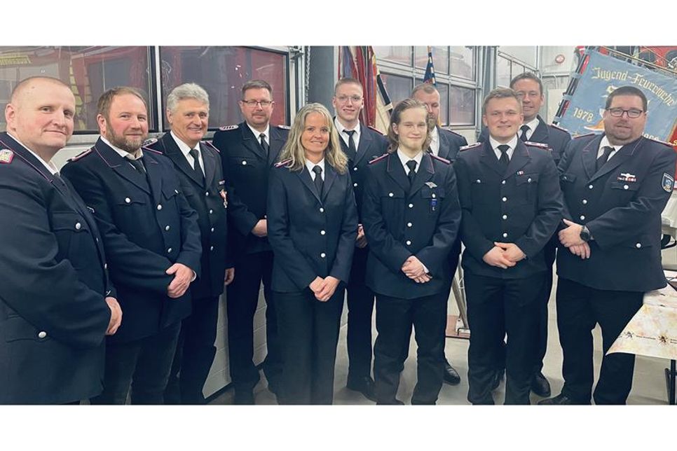 Stellvertretender Wehrführer Mike Cassel, Jürgen Reimann-Kaczmarek, Peter Liebe, Jens Schröder, Monika Schröder, Julian Cassel, Iven Koffnit, Timo Becker, Lasse Buck, Christian Rumpel, Wehrführer Dirk Martens. (v. lks.).