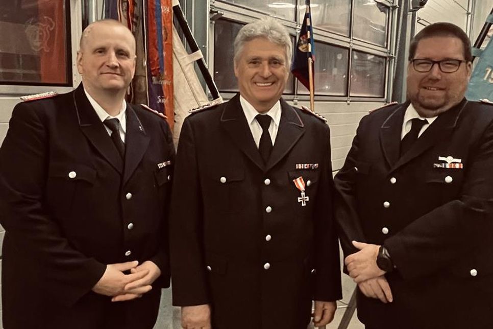 Stellvertretender Wehrführer Mike Cassel, Löschmeister Peter Liebe und Wehrführer Dirk Martens (v. lks.).