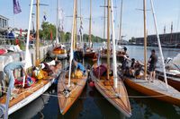Regatta-Romantik im Hafen: Nach der Max-Oertz-Regatta erstrahlen die Schiffe in der Sonne, während die Crews fleißig ihre Boote wieder flott machen.