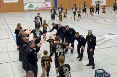 Die Kameradinnen und Kameraden der Grömitzer Wehr standen Spalier beim Einlaufen der Spieler.
