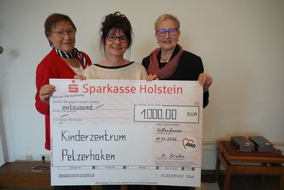 1.000 Euro für ein Herzensprojekt. Stephanie Wirobski (Mitte) vom Kinderzentrum Pelzerhaken nahm die Spende von der 1. Vorsitzenden Margitta Bruhn (lks.) und der 2. Vorsitzenden Renate Kühlborn entgegen.