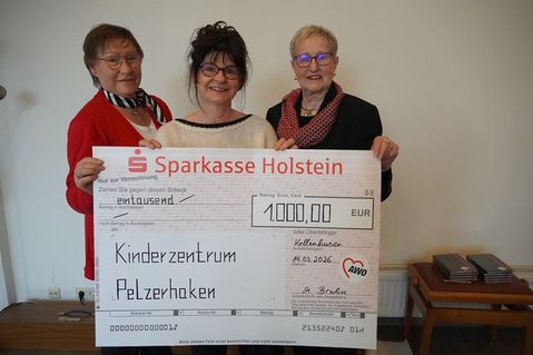 1.000 Euro für ein Herzensprojekt. Stephanie Wirobski (Mitte) vom Kinderzentrum Pelzerhaken nahm die Spende von der 1. Vorsitzenden Margitta Bruhn (lks.) und der 2. Vorsitzenden Renate Kühlborn entgegen.