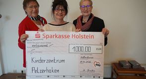 1.000 Euro für ein Herzensprojekt. Stephanie Wirobski (Mitte) vom Kinderzentrum Pelzerhaken nahm die Spende von der 1. Vorsitzenden Margitta Bruhn (lks.) und der 2. Vorsitzenden Renate Kühlborn entgegen.