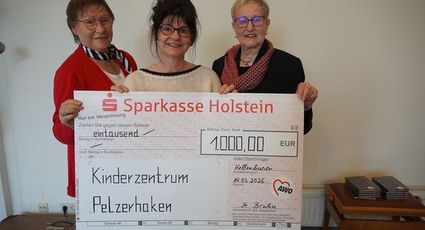 1.000 Euro für ein Herzensprojekt. Stephanie Wirobski (Mitte) vom Kinderzentrum Pelzerhaken nahm die Spende von der 1. Vorsitzenden Margitta Bruhn (lks.) und der 2. Vorsitzenden Renate Kühlborn entgegen.