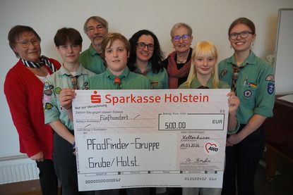 500 Euro nahmen die Gruber Pfadfinder in Empfang.