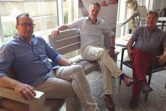 Gemeinsames Probesitzen im Rathaus-Foyer (v.l.): Thomas Buchholz, Vorsitzender der AHG, Bürgermeis­ter Dr. Uwe Brinkmann und Ordnungsamtsleiter Bernd Kubsch.