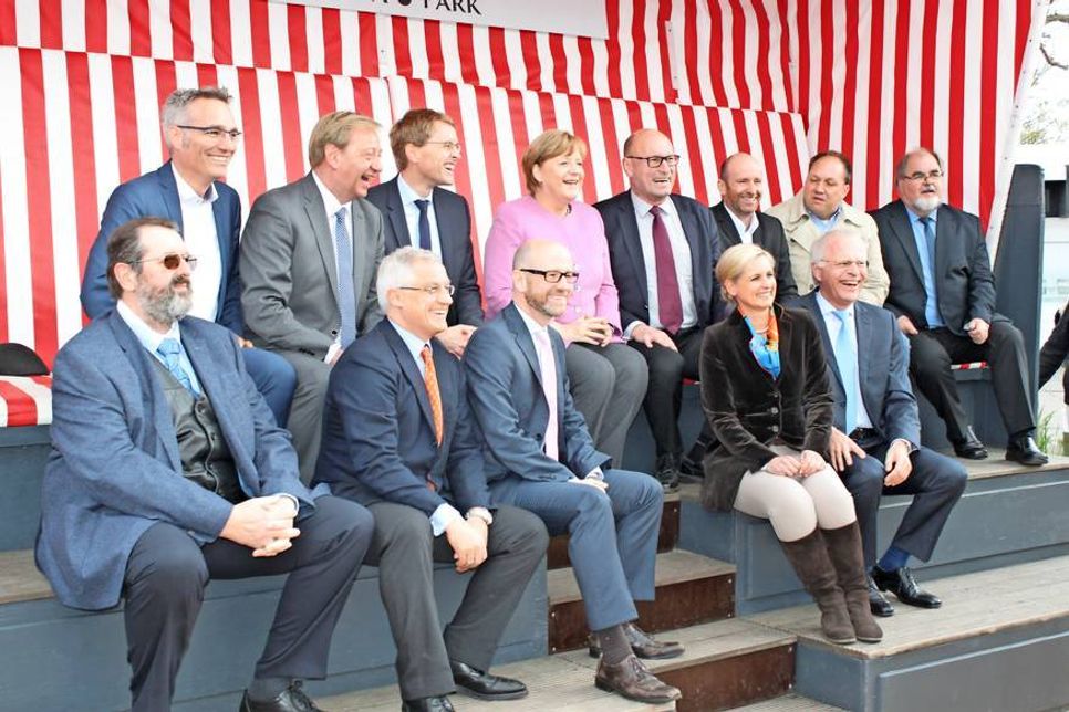 Die Bundeskanzlerin im größten Strandkorb der Welt umringt von CDU-Vertretern aus Ostholstein und dem Ehepaar Leicht.