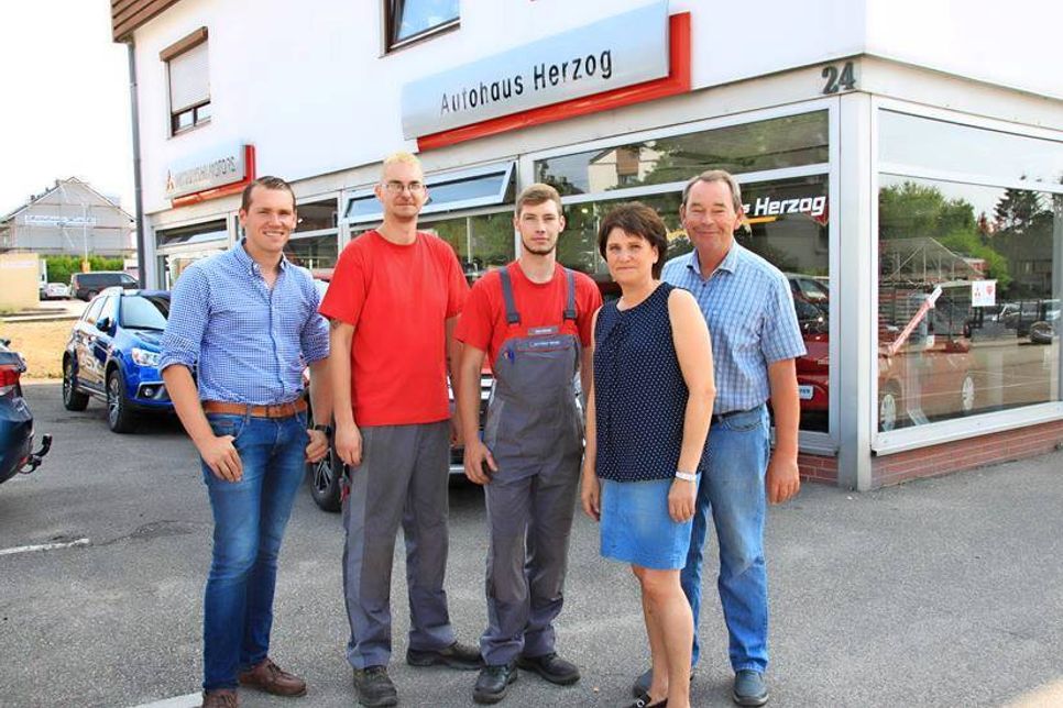 Jens, Regina und Sohn Dennis Herzog möchten ihrem leistungsstarken Team für den Rückhalt und die Verbundenheit danken und freuen sich, Kfz-Mechatroniker Lukas Blunck (2. v. lks.) sowie Auszubildenden Jonah Herrnkind neu in ihrem Familienbetrieb begrüßen zu dürfen.