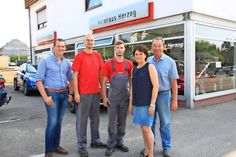Jens, Regina und Sohn Dennis Herzog möchten ihrem leistungsstarken Team für den Rückhalt und die Verbundenheit danken und freuen sich, Kfz-Mechatroniker Lukas Blunck (2. v. lks.) sowie Auszubildenden Jonah Herrnkind neu in ihrem Familienbetrieb begrüßen zu dürfen.