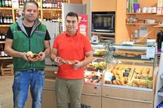 Furkan Yilmaz und Mitarbeiter Christian Sellmann (v. re.) präsentieren das bunte Angebot der Backwerke.