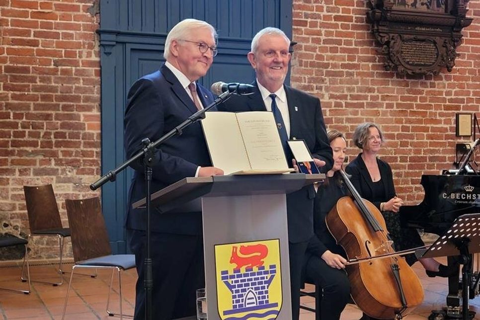 Bundespräsident Frank-Walter Steinmeier zeichnete Heiner Evers (re.) für seine Arbeit aus.