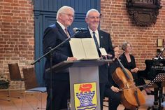 Bundespräsident Frank-Walter Steinmeier zeichnete Heiner Evers (re.) für seine Arbeit aus.