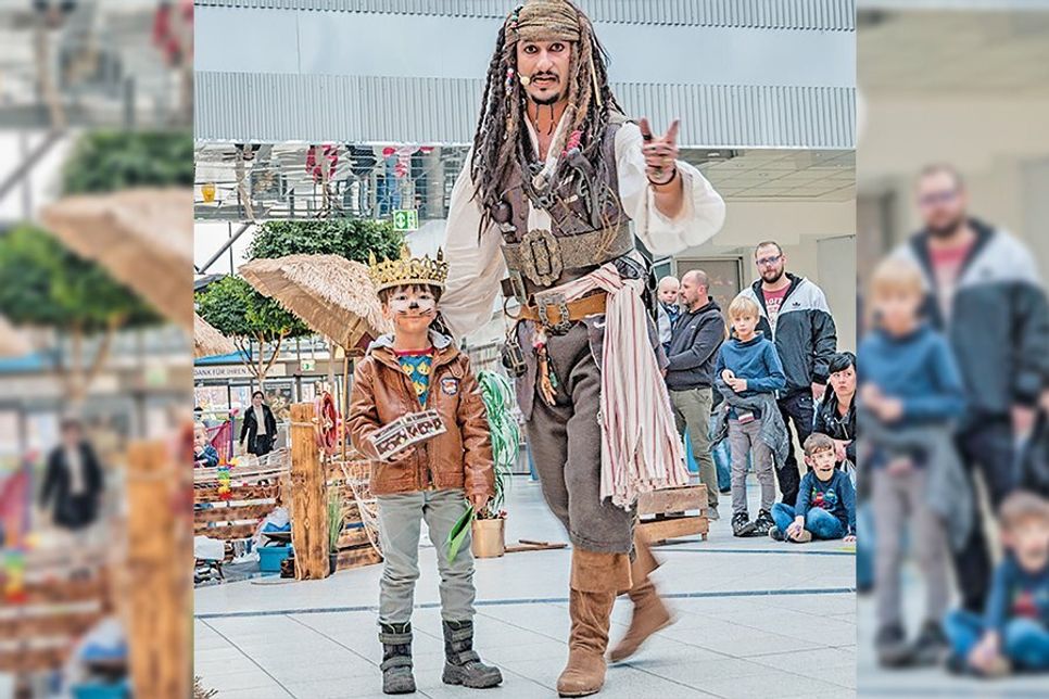Pirat „Jack Sparrow“ begrüßt die Gäste im Moorwischpark. Fotos: hfr