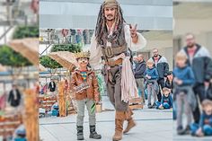 Pirat „Jack Sparrow“ begrüßt die Gäste im Moorwischpark. Fotos: hfr