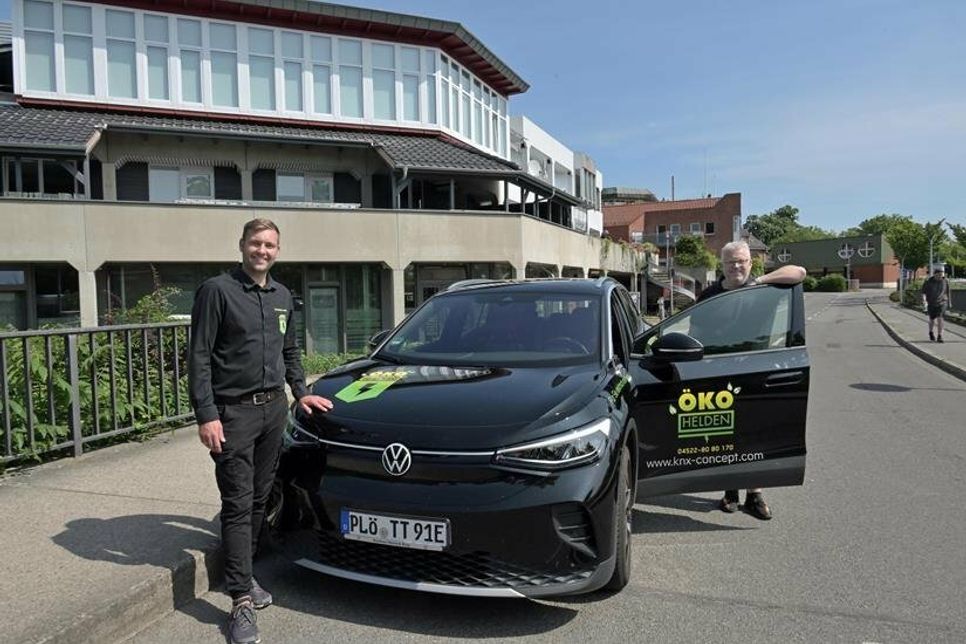 Firma KNX Concept Plön bietet mit der Abteilung Ökohelden zukunftsweisende technische Lösungen an. V. l. Projektleiter Christian Auth, Firmeninhaber Thorben Thomsen.