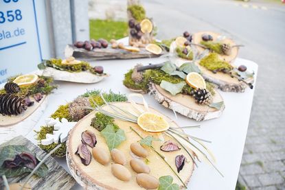 Viel Materialen aus der Natur wurden gesammelt und verarbeitet. Daraus entstanden über 50 Herbstgestecke für Senioren.