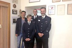 Ratekaus Bürgermeister Thomas Keller (l.), Gemeindewehrführer Dennis Puls und der bisherige kommissarische und stellvertretende Ortswehrführer Frank Wachtel (r.) mit der frischgewählten Ortswehrführerin Sabine Maaß.